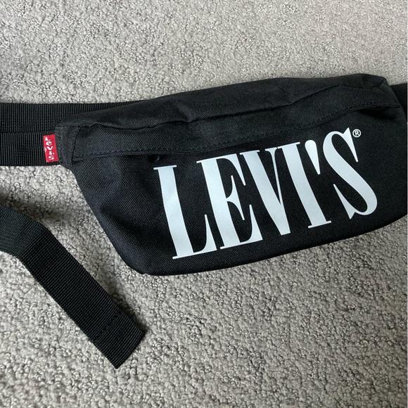 NWOT Levi’s Fanny pack - Picture 3 of 6